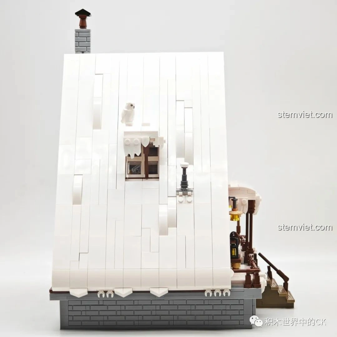 Tổng quan nội thất bên trong mô hình JIESTAR 89141 Ngôi nhà Giáng Sinh, nhìn từ phía sau.