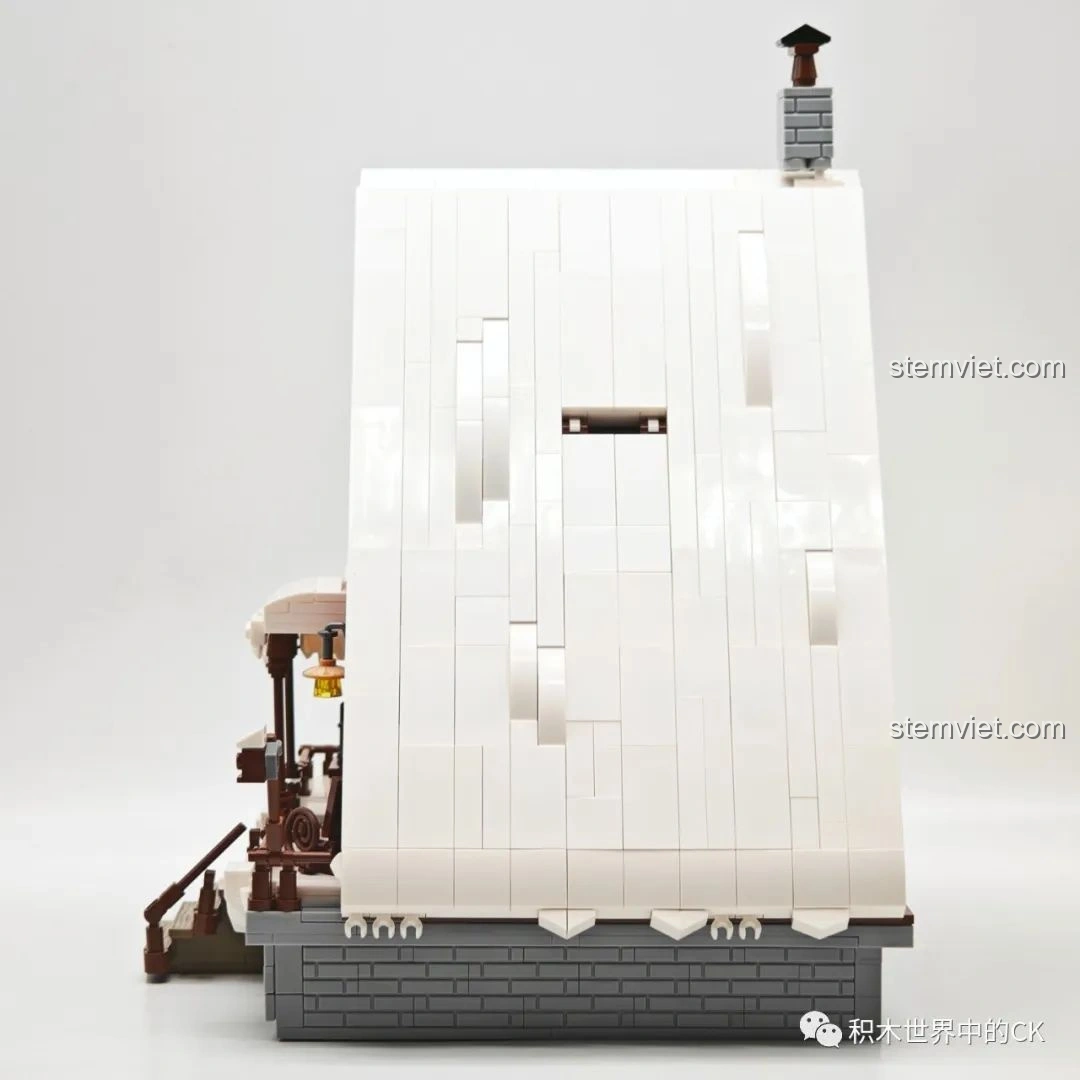 Tổng quan mặt sau của mô hình JIESTAR 89141 Ngôi nhà Giáng Sinh đã hoàn thiện, với mái tuyết và ống khói.