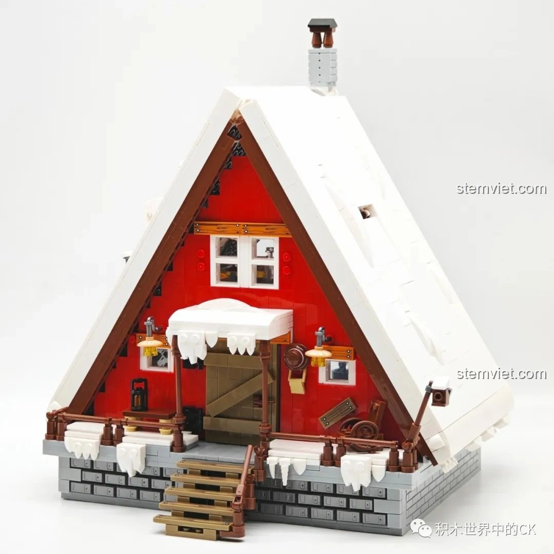 Tổng quan mặt trước của mô hình JIESTAR 89141 Ngôi nhà Giáng Sinh đã hoàn thiện, với mái tuyết và cửa ra vào.