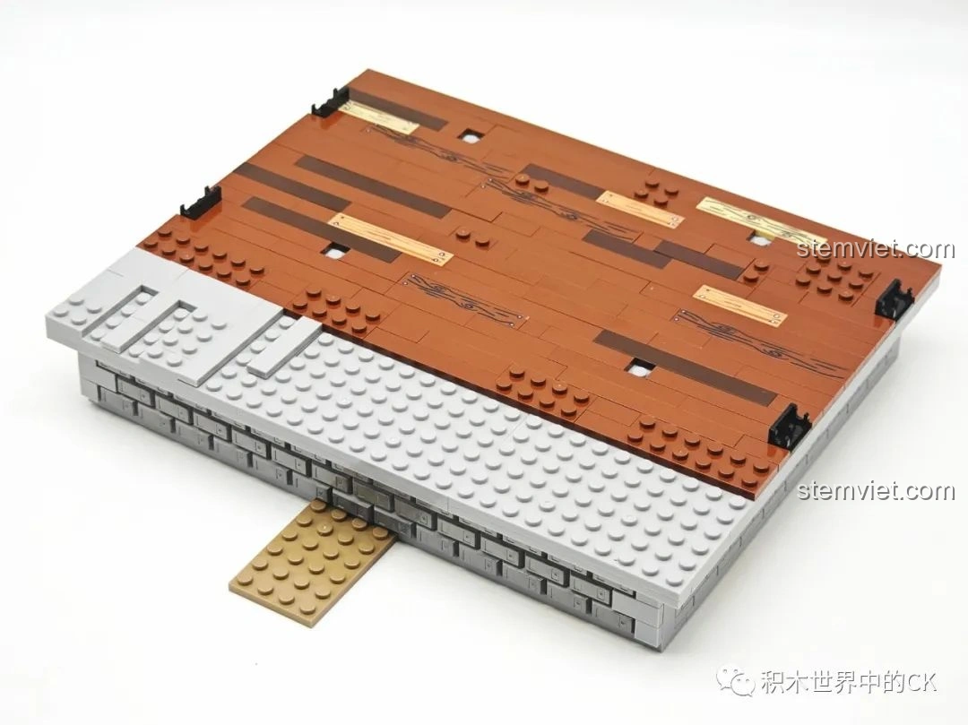 Quá trình lắp ráp nền móng và sàn nhà của bộ JIESTAR 89141 Ngôi nhà Giáng Sinh, với các chi tiết gỗ và gạch.