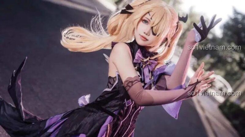 Cosplay nhân vật Genshin Impact với Mô hình Kiếm "Wolf's Gravestone"