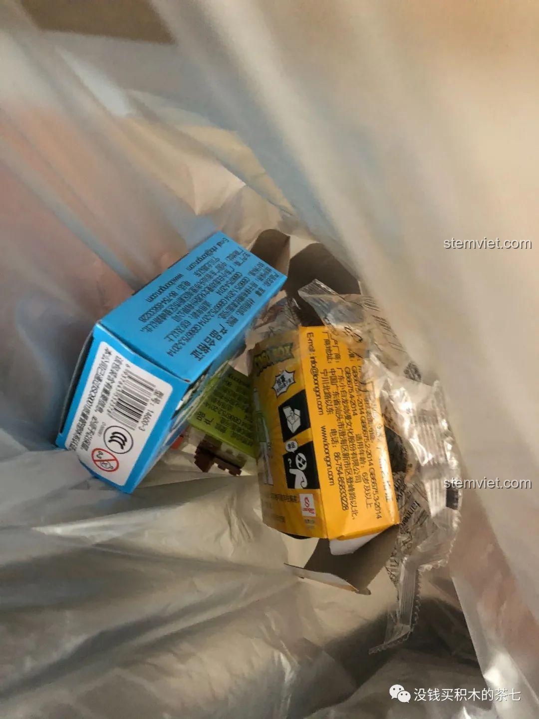 Các hộp và mảnh ghép JIGAO bị vứt vào thùng rác, thể hiện sự thất vọng của người chơi.