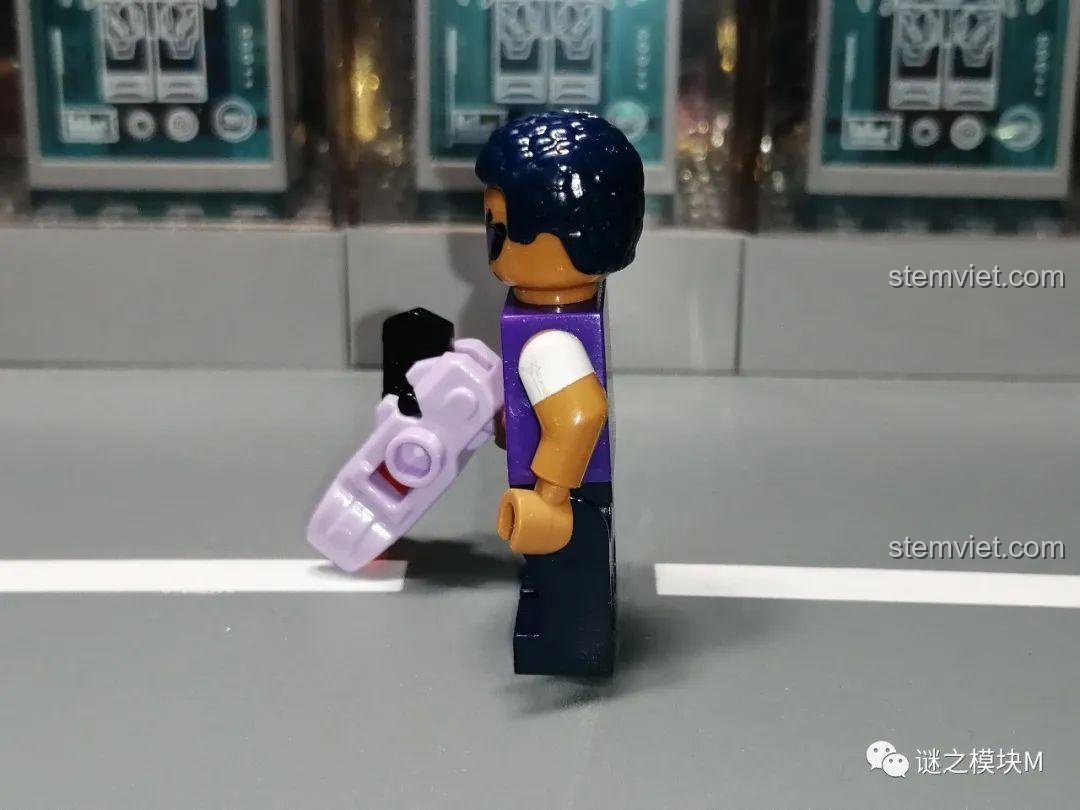 Minifigure Brock Brawl Stars JiSi 1702 nhìn từ lưng, chi tiết áo khoác