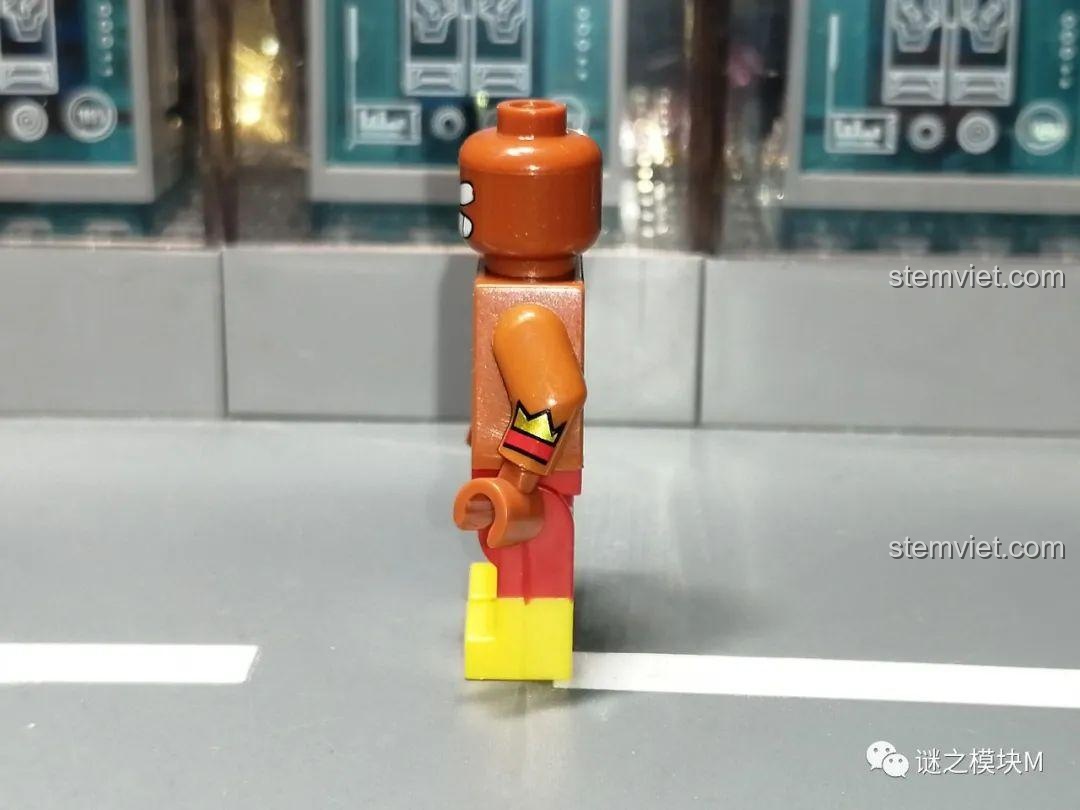 Minifigure El Primo Brawl Stars JiSi 1702 nhìn từ lưng, chi tiết áo choàng