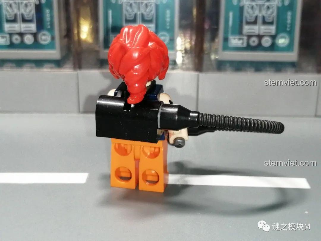 Minifigure Pam Brawl Stars JiSi 1702 nhìn từ lưng, thể hiện chi tiết phụ kiện