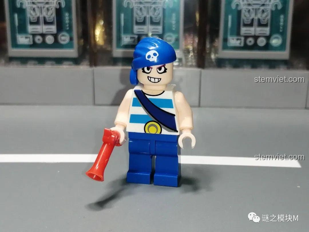 Minifigure Penny Brawl Stars JiSi 1702 nhìn từ cạnh, chi tiết mũ cướp biển