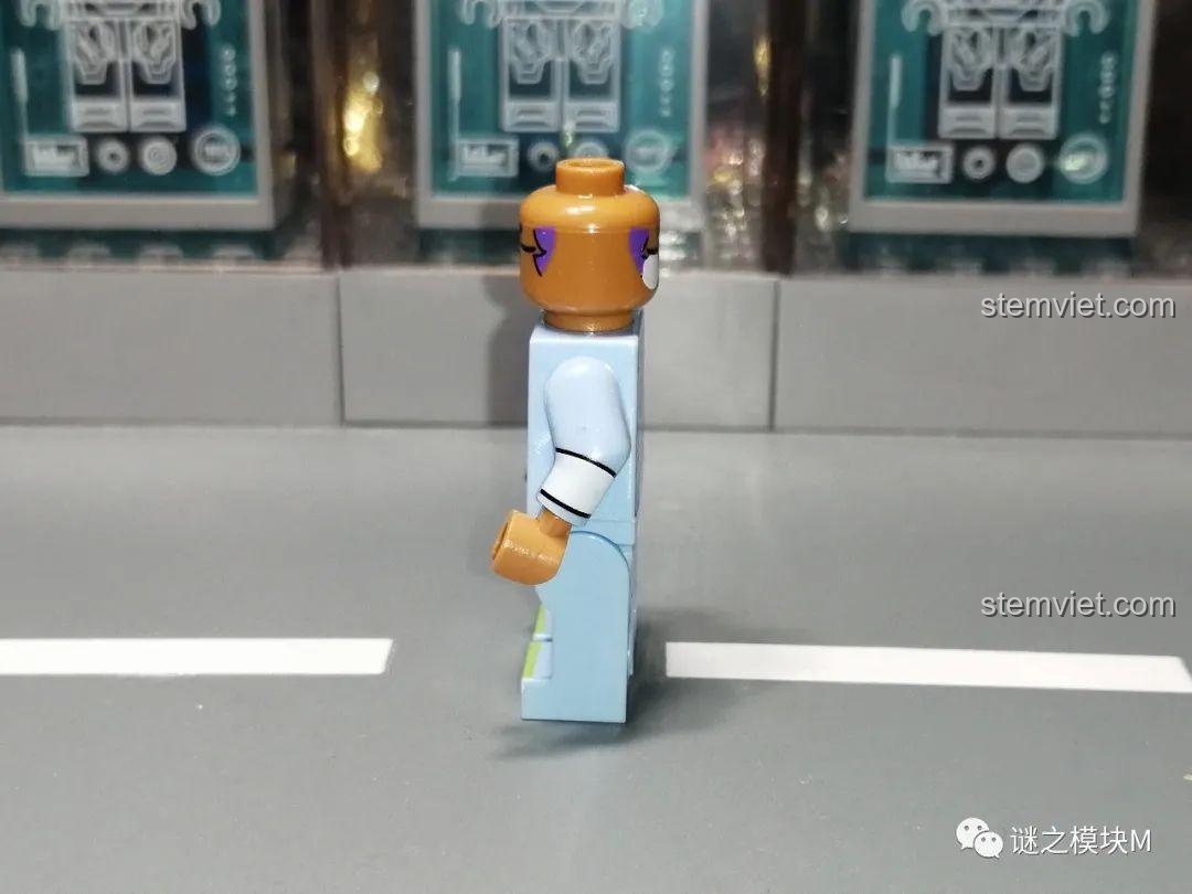 Minifigure Sandy Brawl Stars JiSi 1702 nhìn từ lưng, chi tiết áo choàng