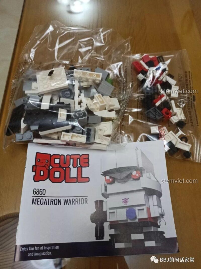 Bên trong hộp bộ lắp ghép Thủ lĩnh Decepticon Megatron JiSi 6860, bao gồm các túi chi tiết và sách hướng dẫn lắp ráp.