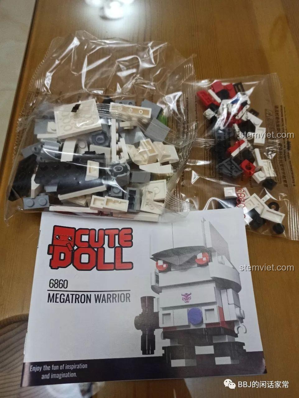 Bên trong hộp bộ lắp ghép Thủ lĩnh Decepticon Megatron JiSi 6860, bao gồm các túi chi tiết và sách hướng dẫn lắp ráp.
