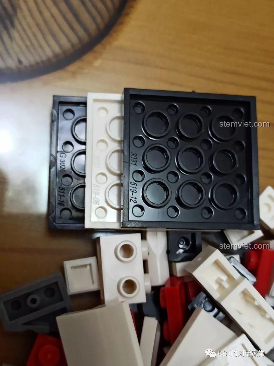 Cận cảnh các mảnh ghép của bộ đồ chơi mô hình JiSi 6860, cho thấy chất lượng nhựa và độ hoàn thiện của chi tiết.
