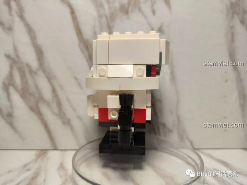 Mô hình Megatron phong cách BrickHeadz 6860 nhìn từ bên trái, thể hiện rõ các chi tiết và màu sắc xám, đen, đỏ.