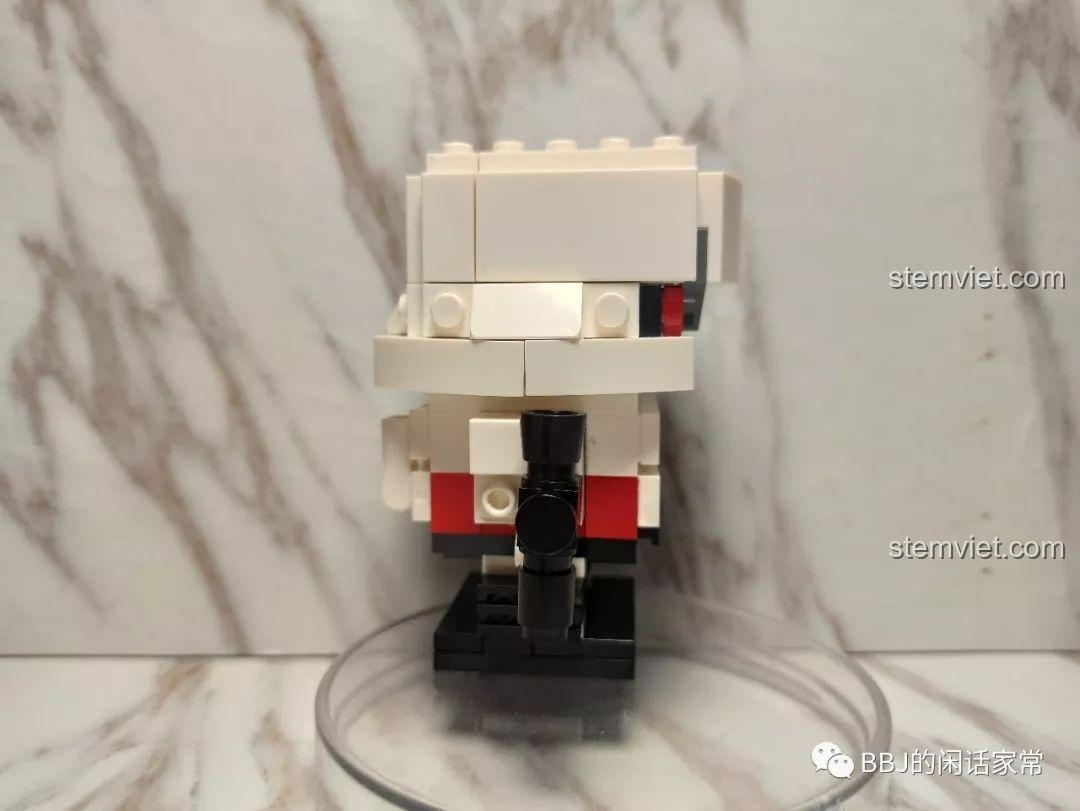 Mô hình Megatron phong cách BrickHeadz 6860 nhìn từ bên trái, thể hiện rõ các chi tiết và màu sắc xám, đen, đỏ.