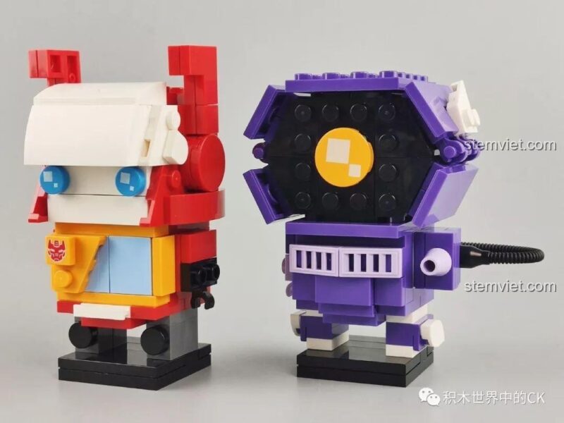 Ảnh chụp thực tế mô hình lắp ráp JiSi 6867 Blaster (Recording Warrior) và Shockwave, thể hiện màu sắc và thiết kế phong cách BrickHeadz.
