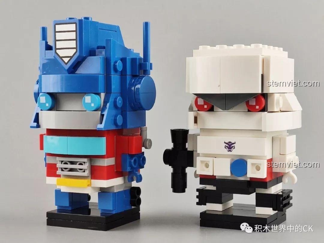 Mô hình Shockwave 6868 sau khi lắp ráp, đứng cạnh mô hình Optimus Prime. So sánh kích thước và chi tiết của hai nhân vật.