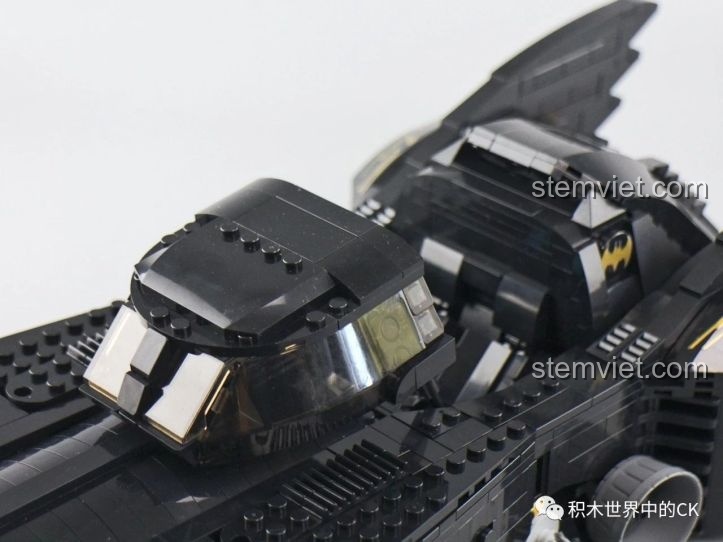 Nội thất buồng lái chi tiết của bộ lắp ráp Xe của Người Dơi 1989 Jisi, với ghế ngồi và bảng điều khiển.