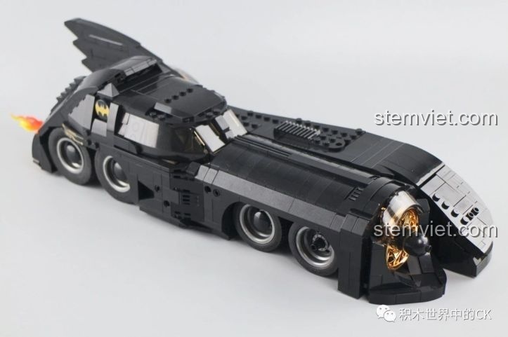 Cận cảnh phần đuôi xe và ống xả của bộ xếp hình Jisi 7144 Xe Batmobile 1989, chi tiết sắc nét.