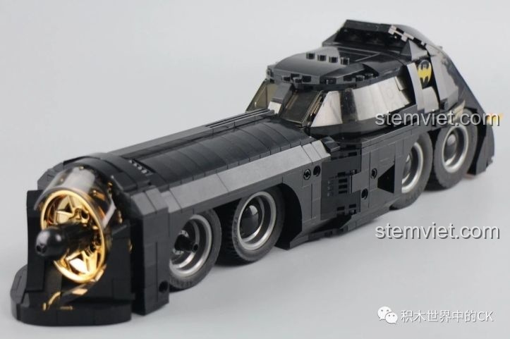 Mô hình Bat-Train độc đáo được lắp từ bộ Jisi 7144, một tính năng 2 trong 1 sáng tạo của đồ chơi mô hình này.