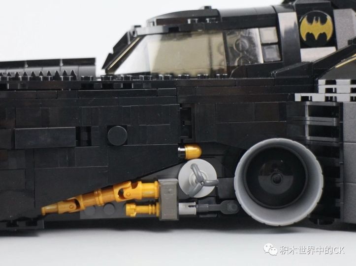 Phần đuôi xe với hiệu ứng lửa phụt ra từ ống xả của Xe chiến đấu của Batman 7144, bộ xếp hình chi tiết dành cho người hâm mộ DC.