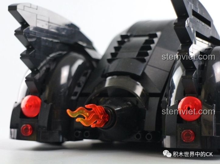Mô hình Xe Batmobile 1989 Jisi 7144 hoàn chỉnh cùng minifigure Batman, thể hiện quy mô của bộ lắp ráp.