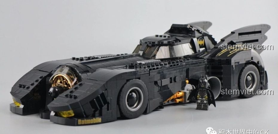 Cận cảnh chi tiết cơ khí và ống xả bên hông của bộ lắp ráp Xe Batmobile 1989 Jisi 7144, một món đồ chơi mô hình giá rẻ cho con trai 16 tuổi.