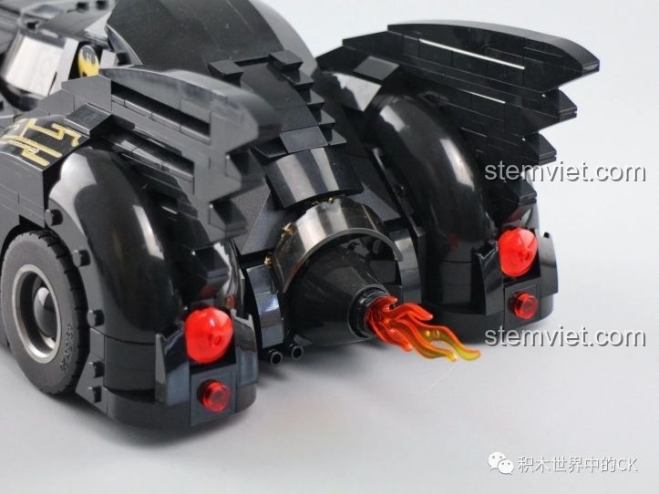 Phần thân xe dài và mượt mà của Chiếc Batmobile huyền thoại Jisi, thể hiện thiết kế khí động học của xe.