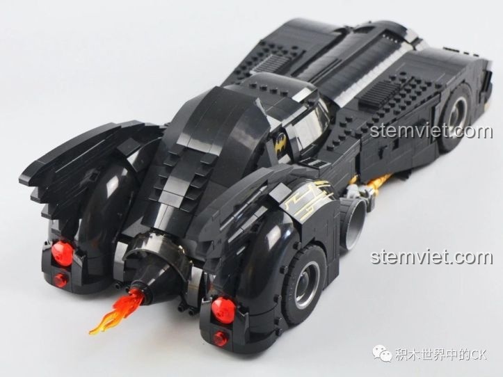 Cận cảnh phần đầu xe và đèn pha màu vàng của đồ chơi mô hình Xe Batmobile 1989 Jisi 7144.