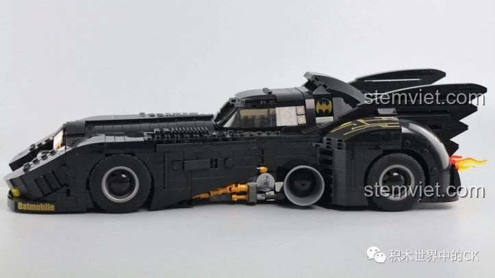 Toàn cảnh Xe Batmobile 1989 Jisi 7144 sau khi lắp ráp hoàn chỉnh, đặt trên bàn bếp, cho thấy kích thước ấn tượng của đồ chơi mô hình này.
