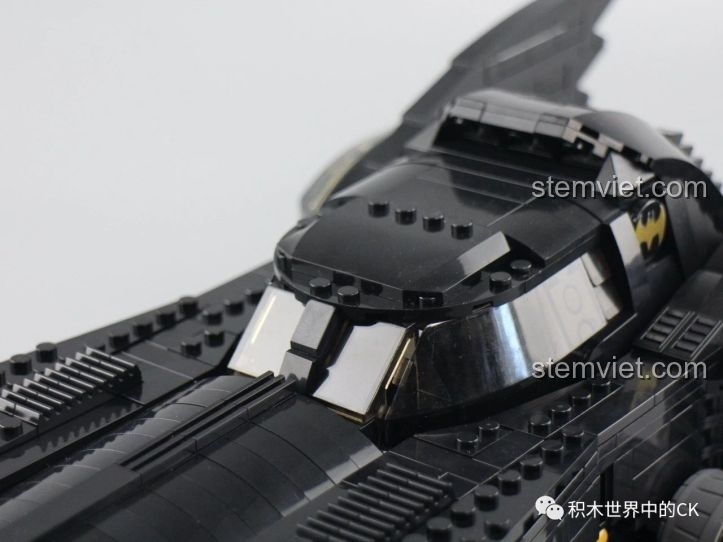 Góc nhìn từ phía sau của Xe chiến đấu của Batman 7144, làm nổi bật cặp cánh dơi và đèn hậu.