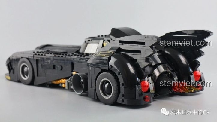 Góc nhìn chéo từ phía sau của bộ lắp ráp Xe Batmobile 1989, khoe thiết kế liền mạch và hầm hố.