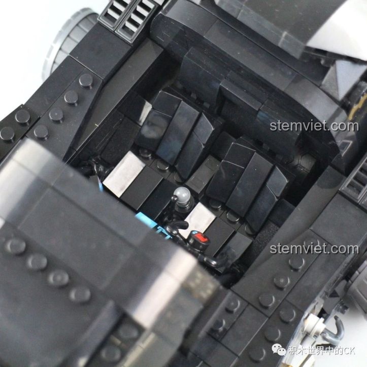 So sánh kích thước giữa hai mô hình xe Batman: Batmobile 1989 (trên) và Tumbler (dưới), cho thấy sự khác biệt trong thiết kế.