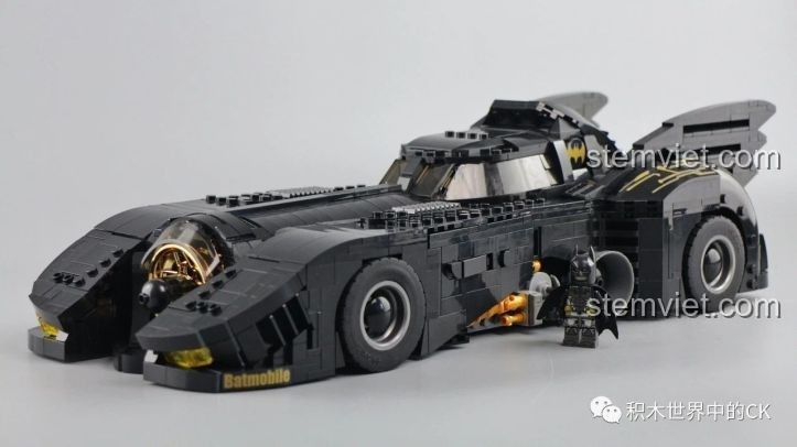 Mô hình Jisi 7144 Xe Batmobile 1989 và minifigure Batman đứng cạnh, một món quà tuyệt vời cho fan DC.