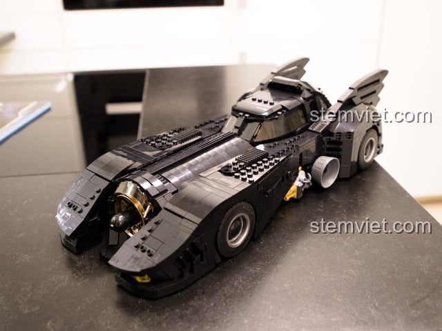Chi tiết buồng lái có thể trượt mở của đồ chơi mô hình Xe của Người Dơi 1989, bộ xếp hình Jisi 7144 chất lượng cao.