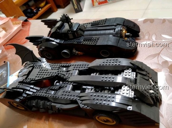 Chi tiết kính chắn gió và nóc buồng lái của đồ chơi lắp ghép Xe của Người Dơi 1989, một lựa chọn thay thế tiết kiệm cho LEGO®.