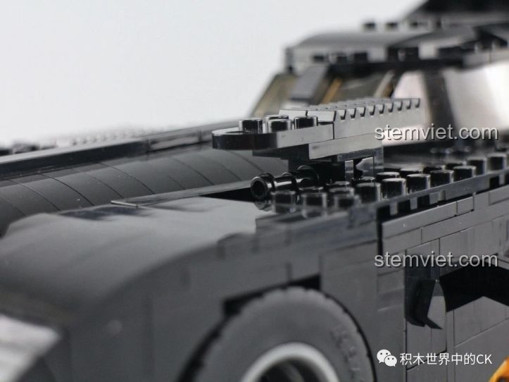 Góc nhìn chính diện của đồ chơi lắp ghép Xe Batmobile 1989, làm nổi bật động cơ turbine mạ vàng ở phía trước.