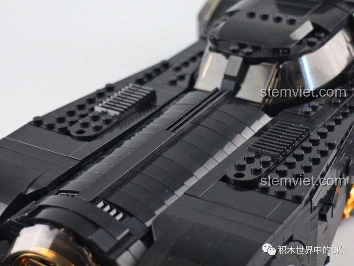 Góc nhìn bên cạnh của bộ lắp ráp Jisi 7144 Xe Batmobile 1989, khoe trọn vẹn chiều dài và thiết kế hầm hố.