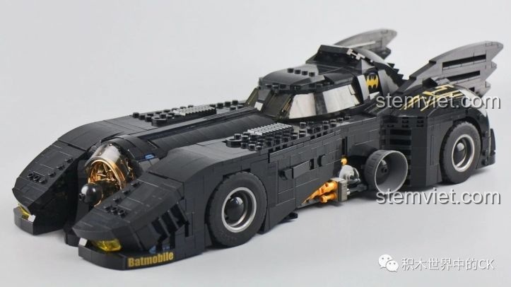 Chế độ Bat-Train của bộ lắp ráp Jisi 7144, một phiên bản kéo dài với nhiều bánh xe, thể hiện sự sáng tạo của sản phẩm.