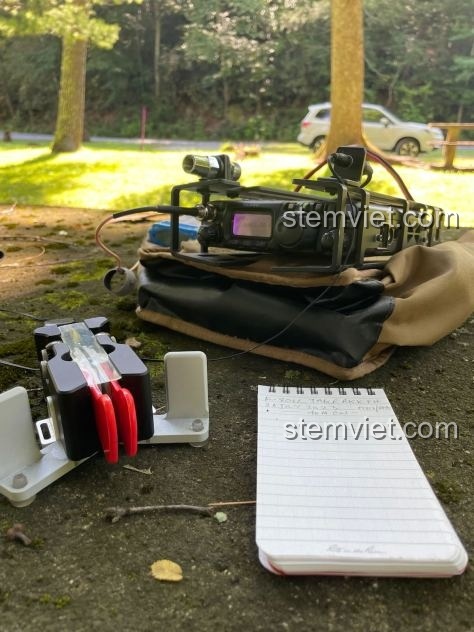 Bộ lắp ráp Radio dã chiến FT-817 Jisi 817 trong một buổi hoạt động ngoài trời, thể hiện sự bền bỉ và thiết kế chân thực.