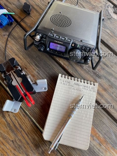 Bộ lắp ráp Jisi 817 mô hình Yaesu FT-817 cùng với bộ dò sóng tự động và keyer, một combo hoàn hảo cho người chơi radio.