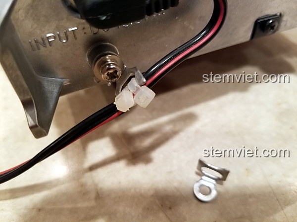 Mặt sau của bộ lắp ráp Jisi 817, mô phỏng các cổng kết nối của Yaesu FT-817.
