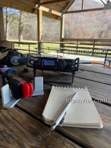 Trang tạp chí tiếng Pháp giới thiệu về bộ xếp hình Jisi 817, mô phỏng chiếc radio toàn diện FT-817.