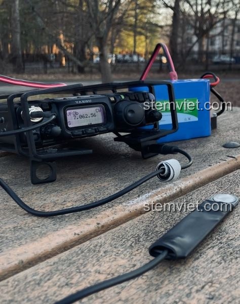 Bản sao Yaesu FT-817 từ Jisi 817, một món đồ chơi lắp ghép độc đáo cho con trai trên 14 tuổi.