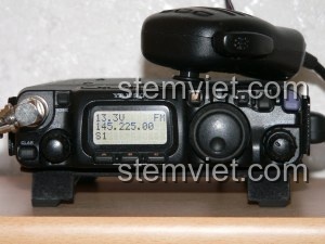 Máy bộ đàm Ham Radio FT-817, nguyên mẫu của đồ chơi mô hình Jisi 817, trong một thiết lập dã ngoại.