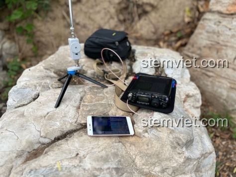 Đồ chơi mô hình 817 của Jisi, mô phỏng máy radio FT-817 kết nối với pin ngoài, giá tốt.