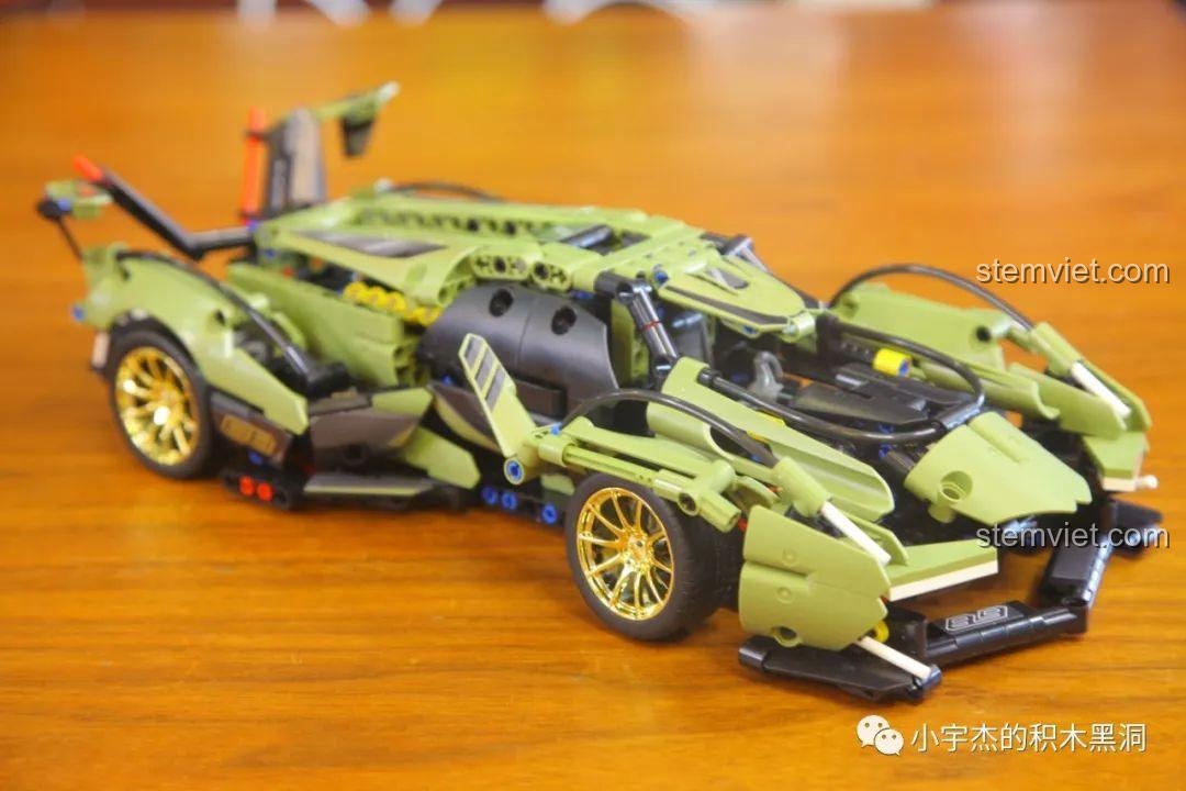 Chi tiết lắp ráp đối xứng của mô hình Lamborghini V12 Vision Gran Turismo.