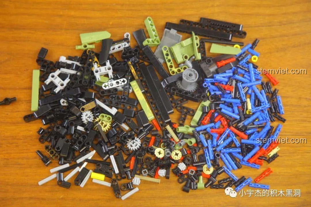 Nhiều túi linh kiện được đánh số 1 trong hộp sản phẩm Jisi 8553.