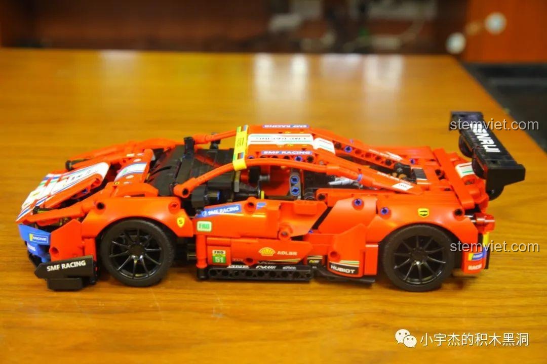 Chi tiết phần thân xe Lamborghini V12 Vision Gran Turismo với các mảng ghép lớn.