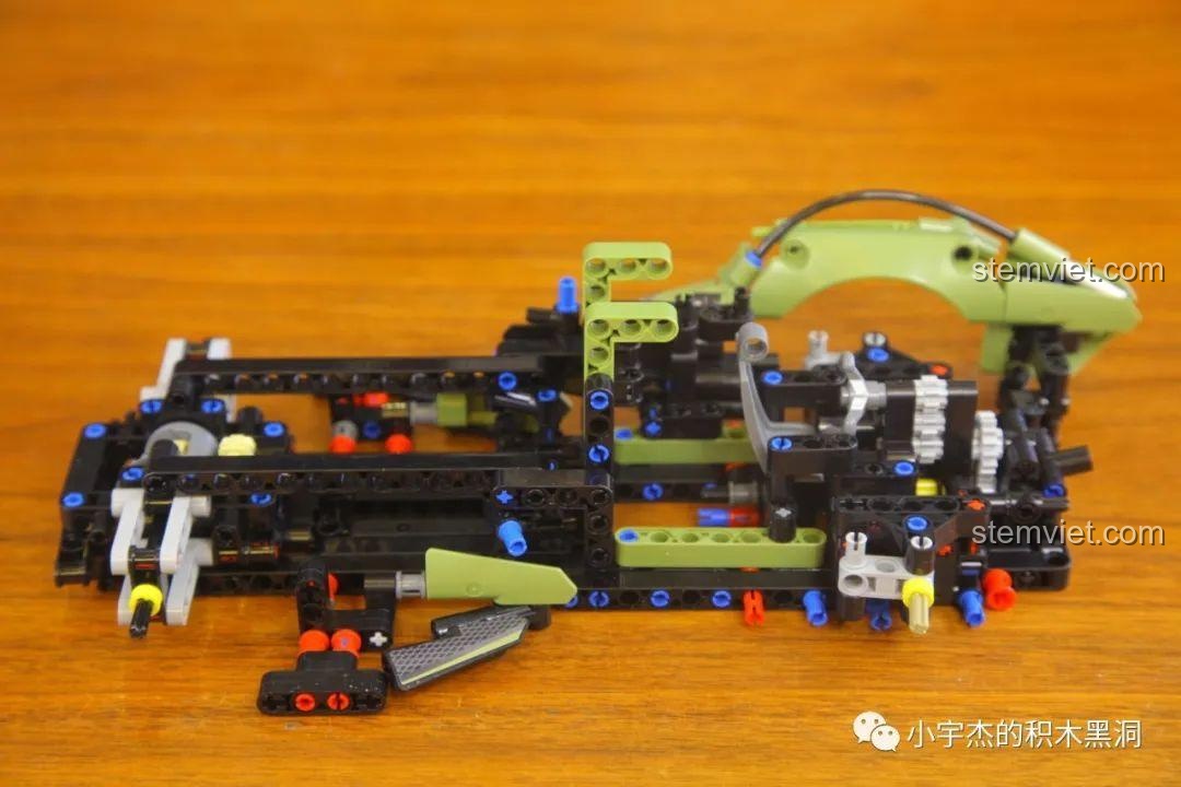 Các mảnh ghép từ túi số 1 được trải ra, chuẩn bị cho việc lắp ráp.