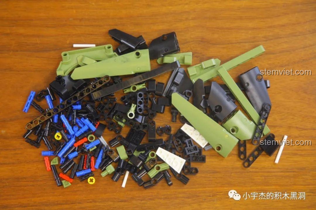 Phần khung xe đang được lắp ráp từ các mảnh ghép túi số 2.