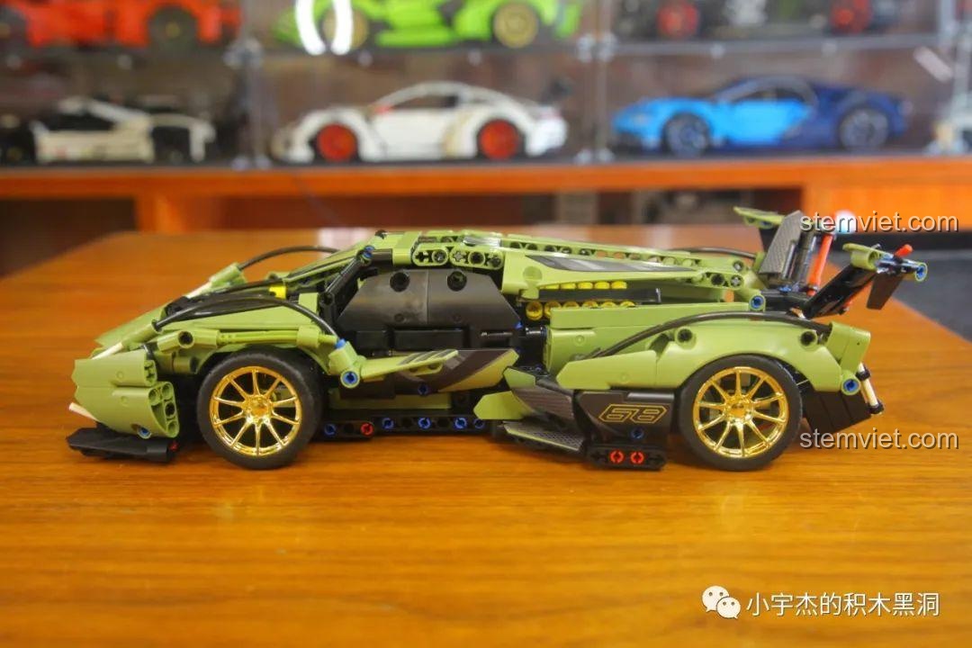 Mô hình Lamborghini V12 Vision Gran Turismo với nắp khoang lái đã đóng.