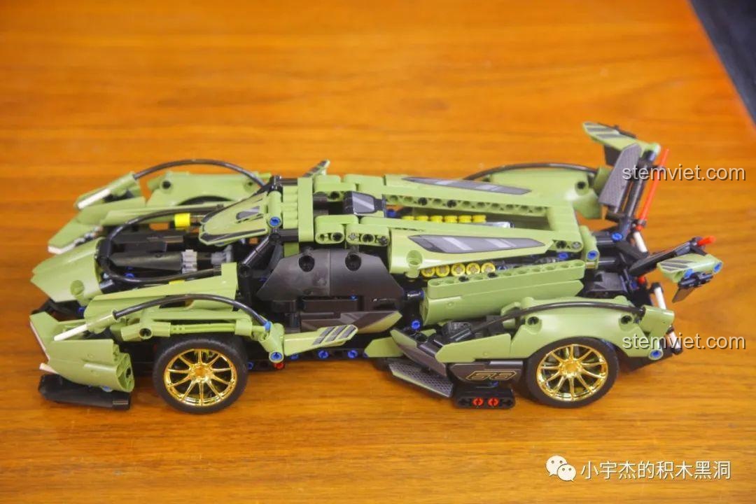 Chi tiết bên trong khoang lái của mô hình Lamborghini V12 Vision Gran Turismo khi mở nắp.